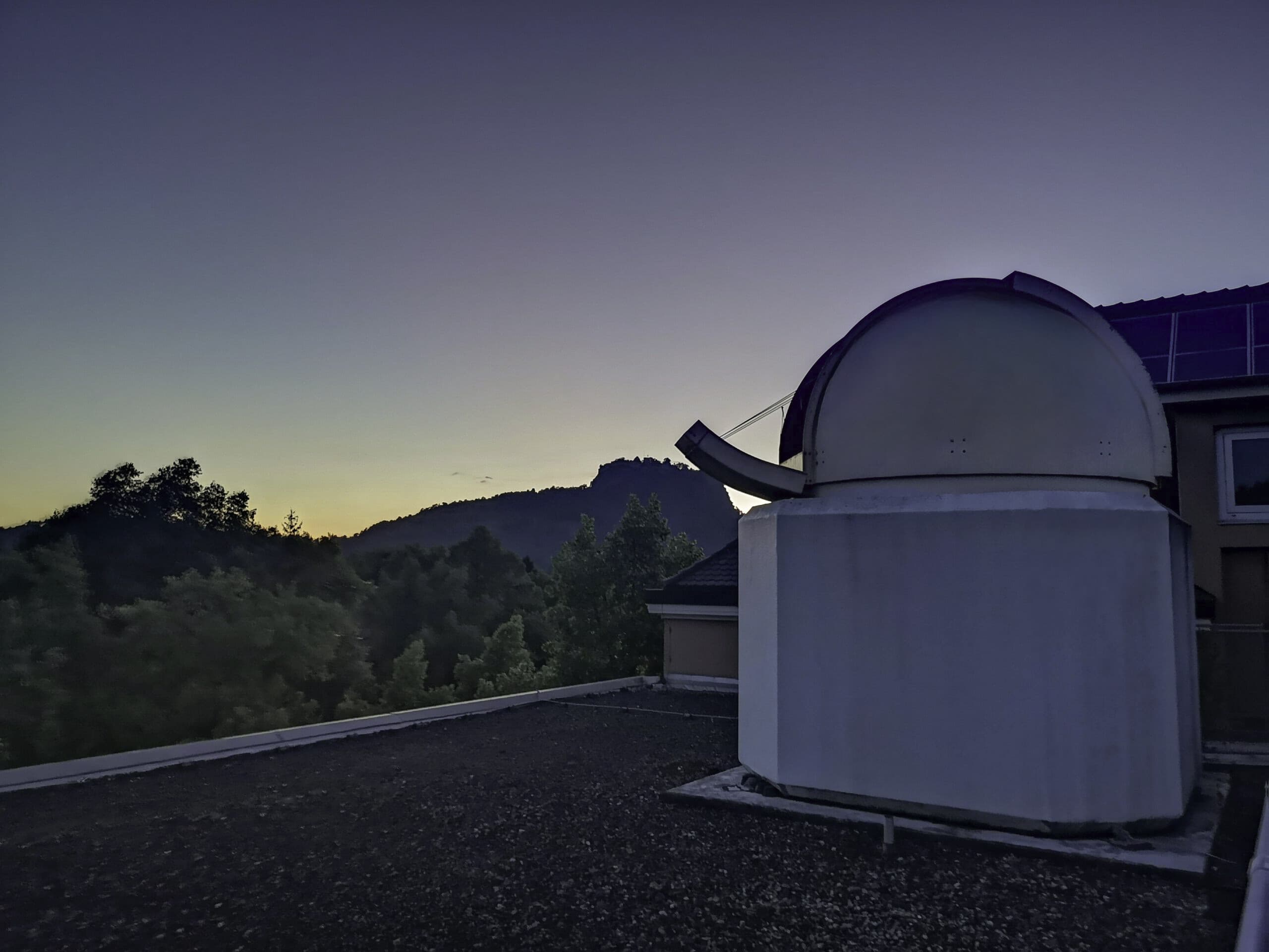 Kuppel der Sternwarte mit Blick in die Landschaft
