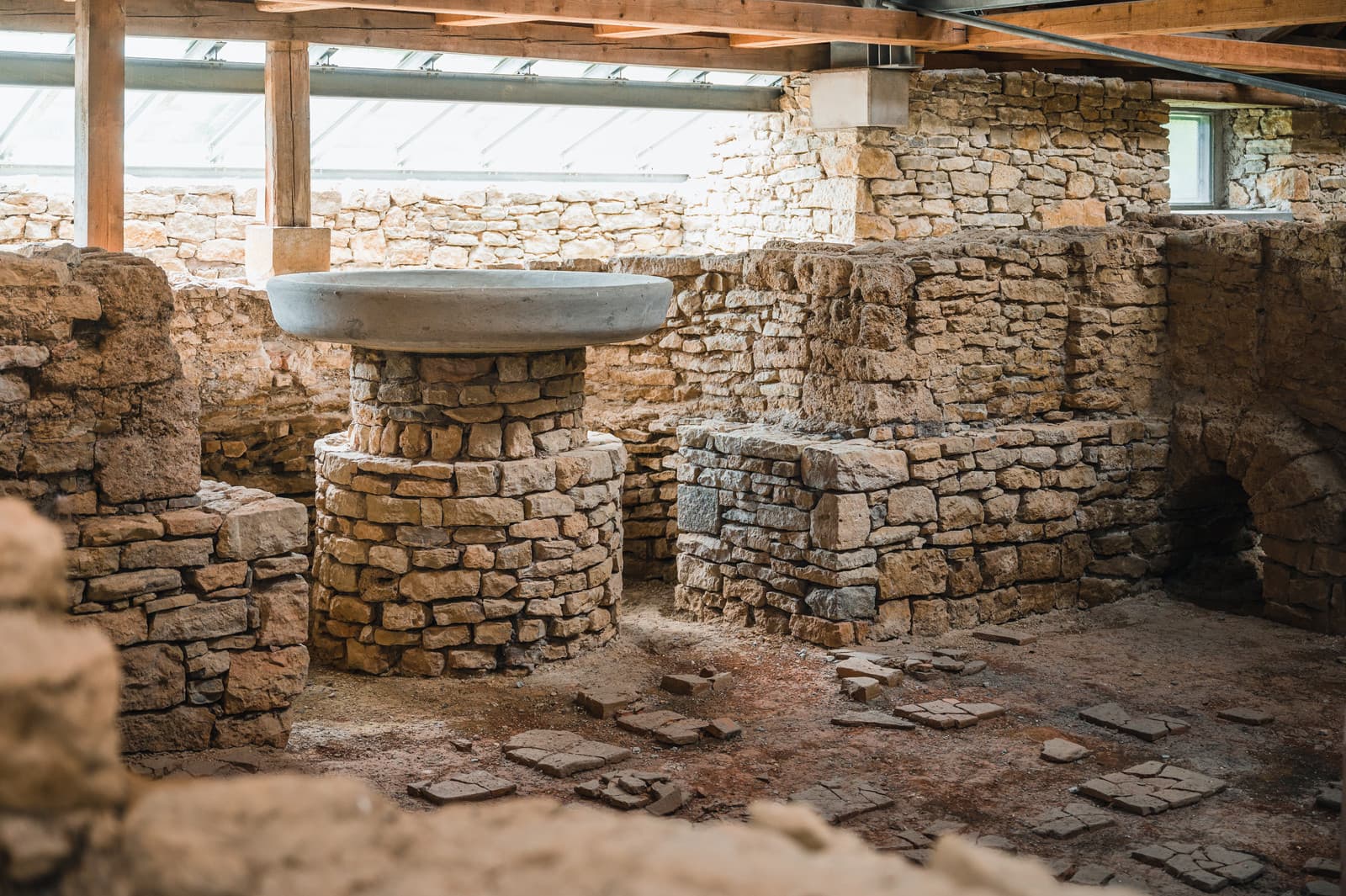 Steinzeitliche Baderuine mit Steinbecken.