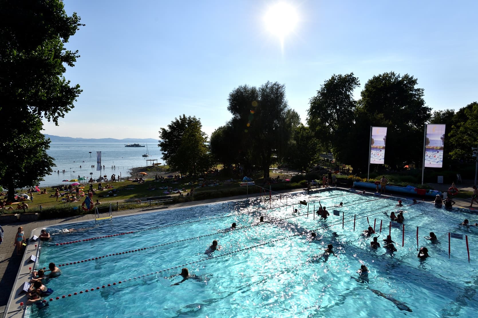 Schwimmbecken mit See und Bergsicht