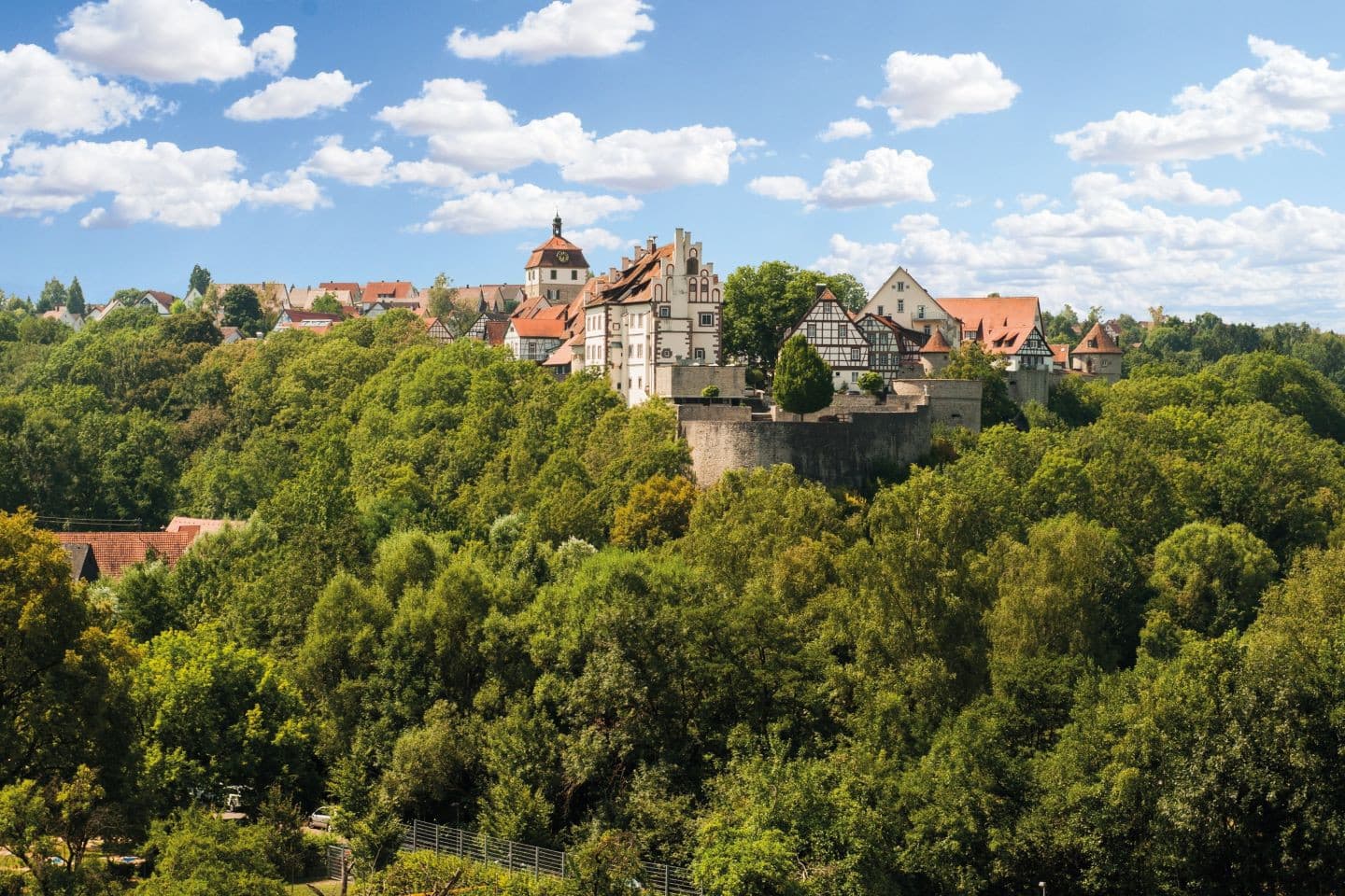 Fachwerkwerkhäuser von Vellberg thronen hoch über dem grünen Bühlertal