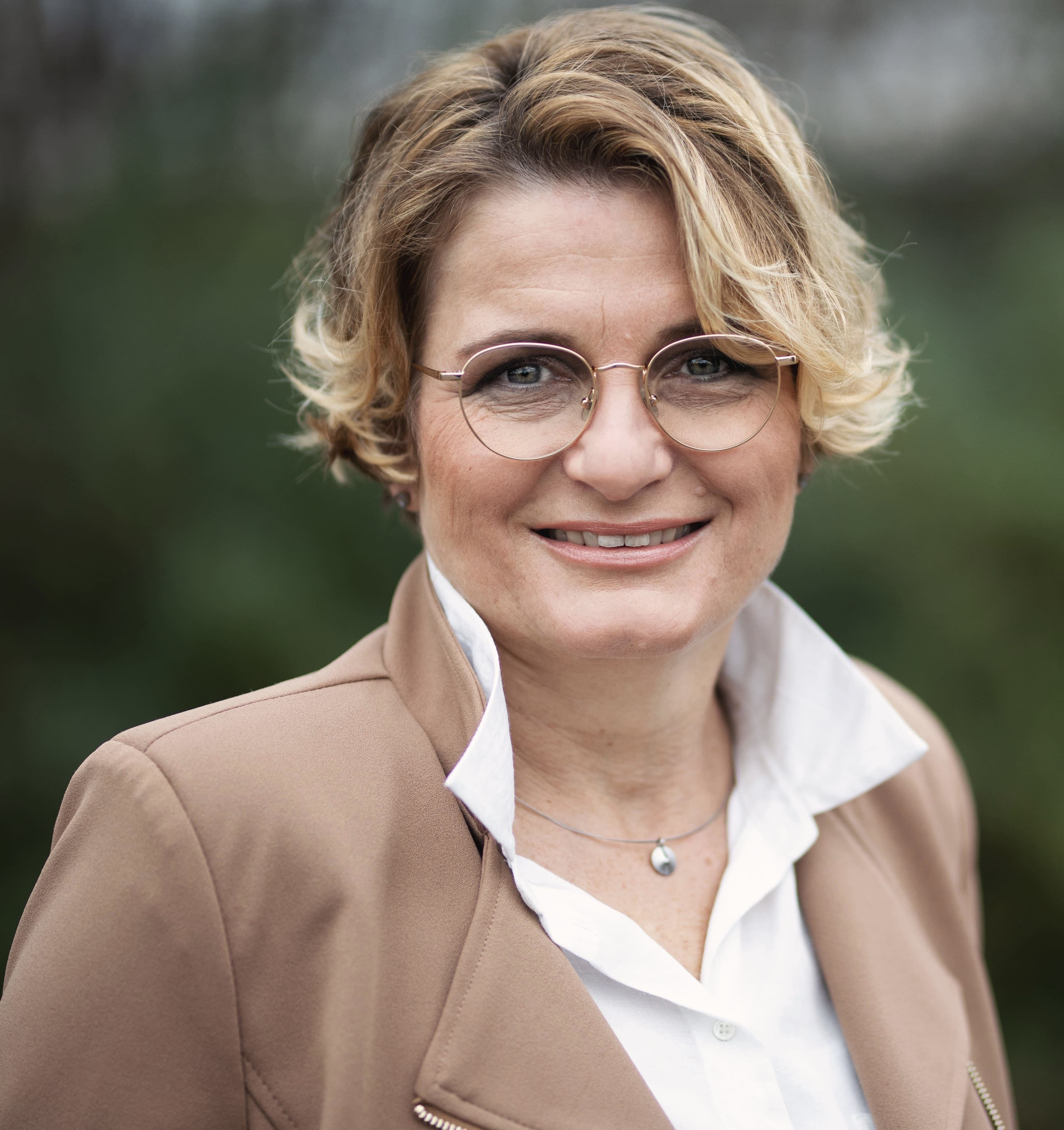 Petra Wagner Porträt mit einladendem Lächeln